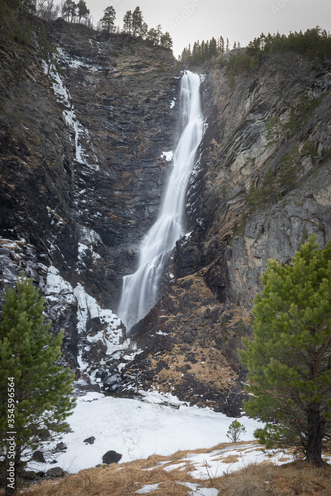 Obraz premium Early winter in Amotan gorge by the Svoufallet waterfall,Trollheimen