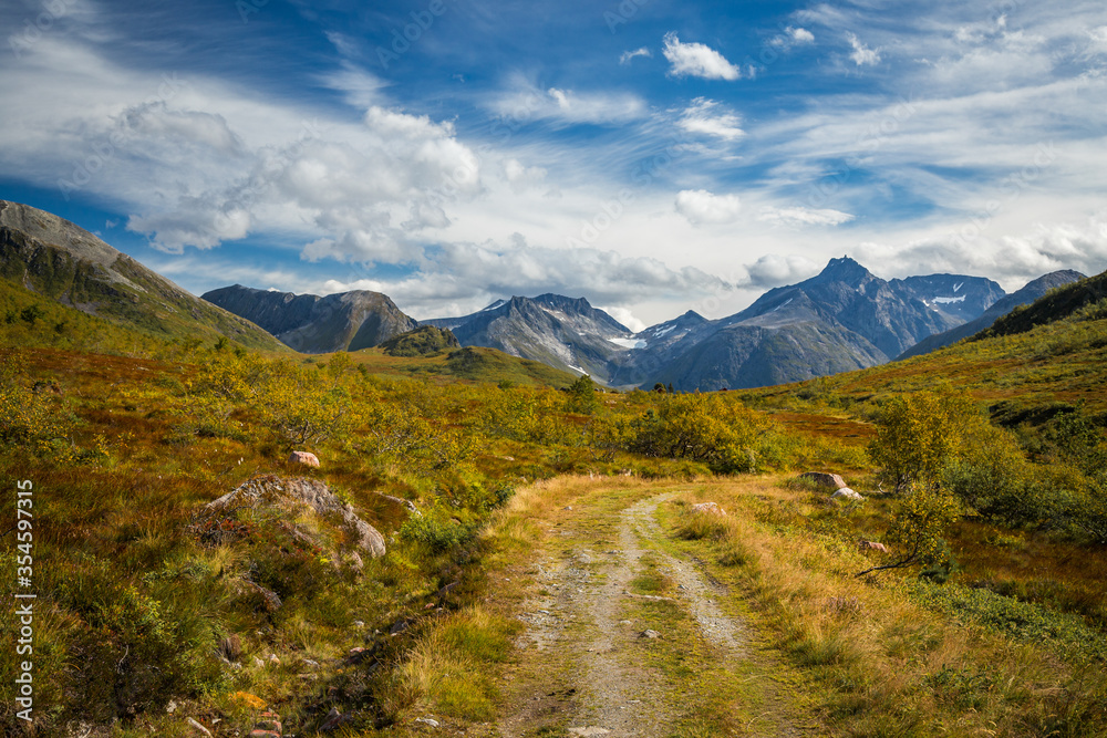Fototapeta premium Piękne późne lato w górach, Isfjorden i dolinie Kavliheian.