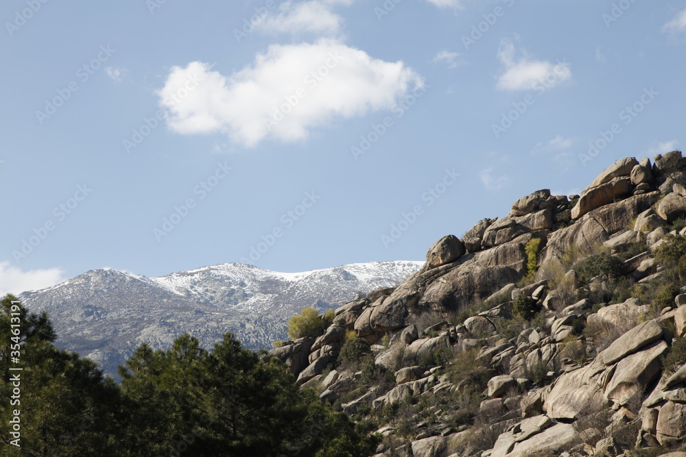 Montaña con nieve en la sierra de madrid Montaña con nieve en la sierra de madrid