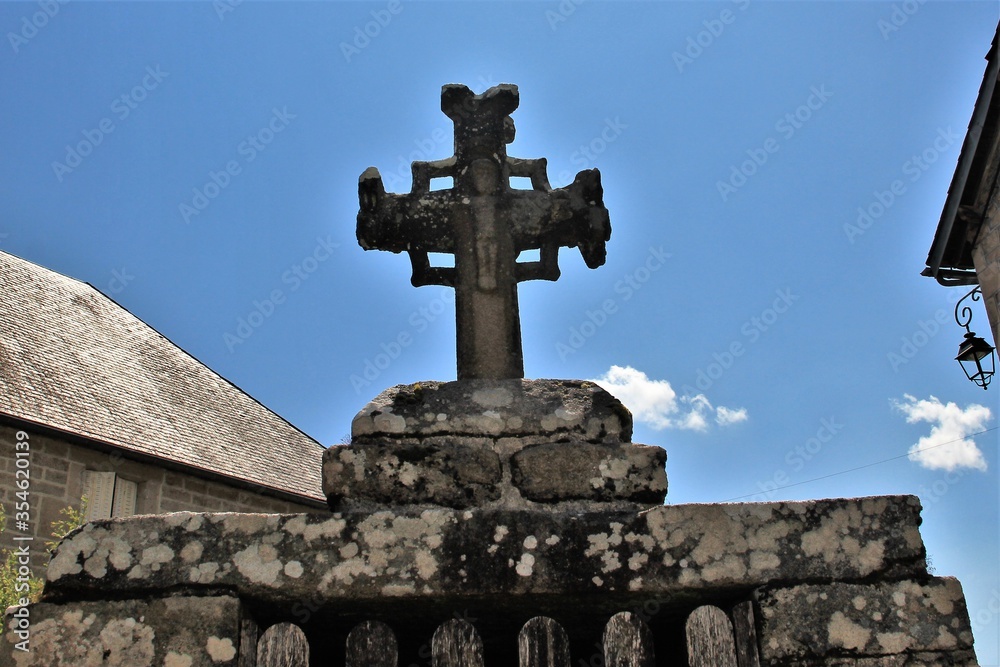 Croix sur un puits à Pérols sur Vézère (Corrèze)