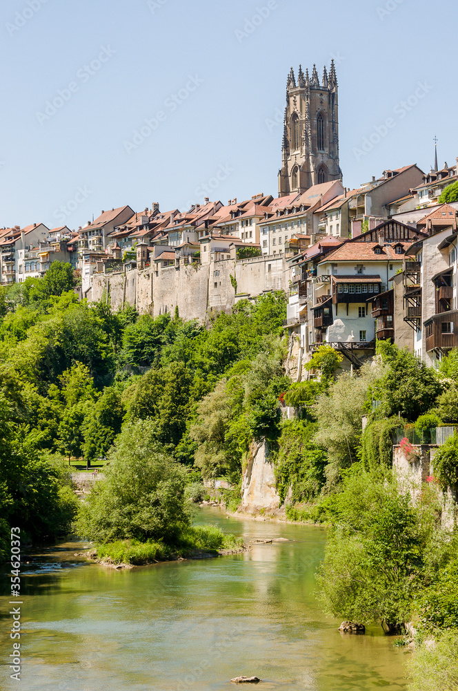 Fototapeta premium Fribourg, Freiburg, Kathedrale, St. Nikolaus, Altstadt, Altstadthäuser, historische Häuser, Stadtmauer, La Sarine, Fluss, Stadt, Stadtspaziergang, Sommer, Schweiz