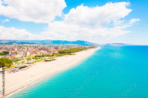 Città di Locri in Calabria, vista aerea in Estate del mare e della costa sabbiosa.