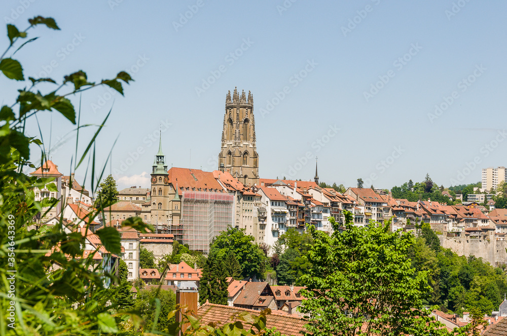 Fribourg, Freiburg, Kathedrale, St. Nikolaus, Altstadt, Rathaus, Altstadthäuser, Stadt, Stadtrundgang, Sommer, Schweiz

