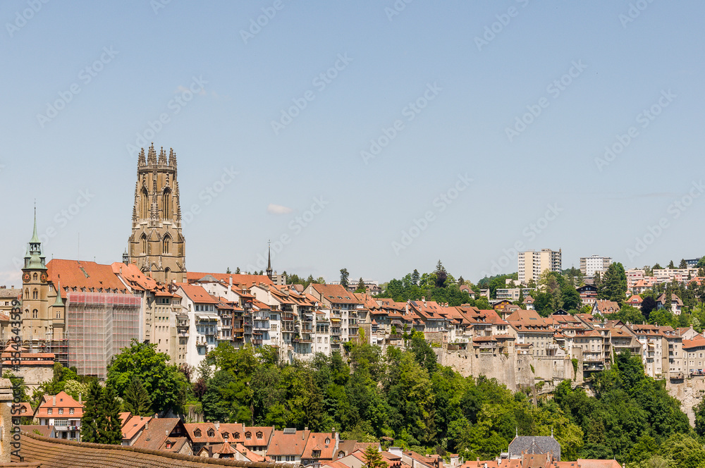 Fribourg, Freiburg, Kathedrale, St. Nikolaus, Altstadt, Rathaus, Altstadthäuser, Stadt, Stadtrundgang, Sommer, Schweiz

