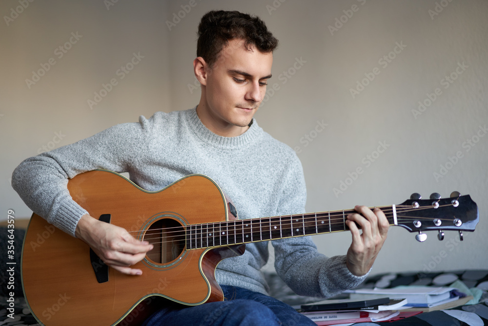 Obraz premium Teenage boy playing guitar