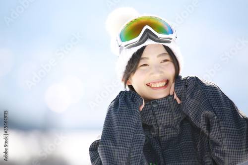 スノーボードウェアの女性