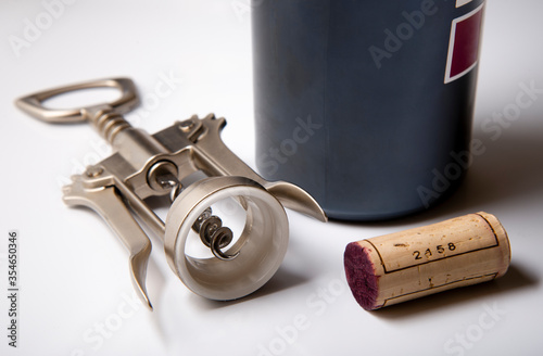 Leinwand Poster Base de botella de vino con sacacorchos y corcho sobre fondo blanco