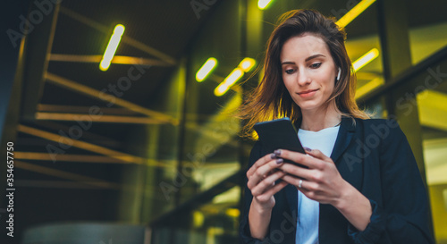 Obraz na płótnie Lifestyle portrait business woman evening city and using mobile gadget, girl ban