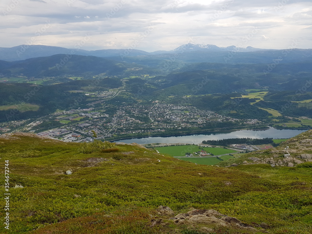 Obraz premium beautiful northern city of Mosjøen seen from the øyfjellet mountain in summer