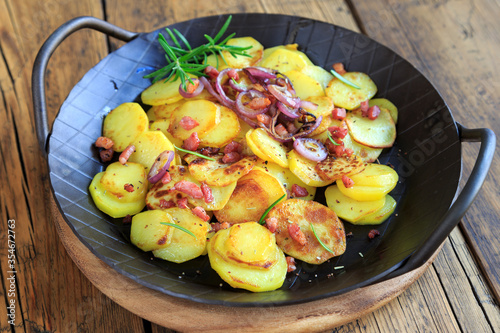 Bratkartoffeln in der Pfanne photo