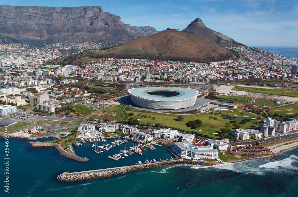 Obraz premium Kapsztad, Western Cape / RPA - 08/10/2011: Zdjęcie lotnicze stadionu Cape Town 2010 z Górą Stołową w tle