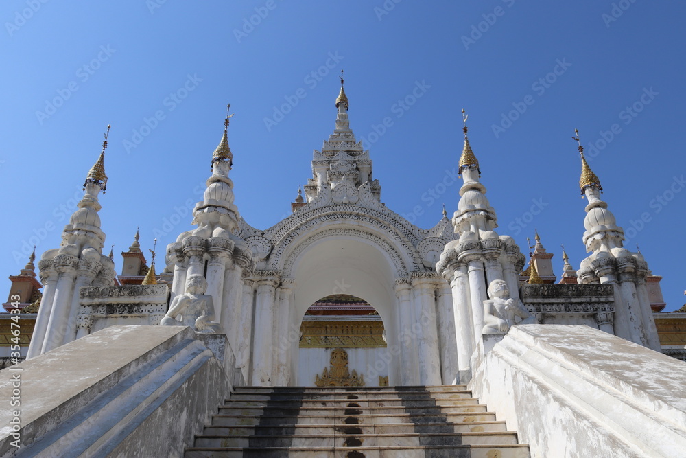 Escalier du monastère Atumashi à Mandalay, Myanmar