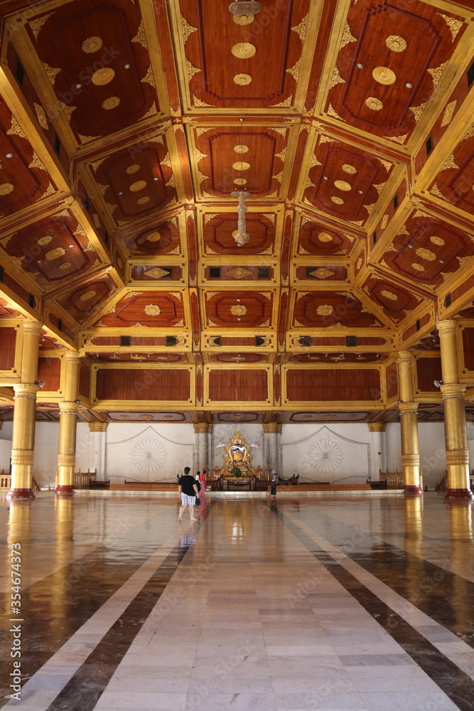 Intérieur du monastère Atumashi à Mandalay, Myanmar