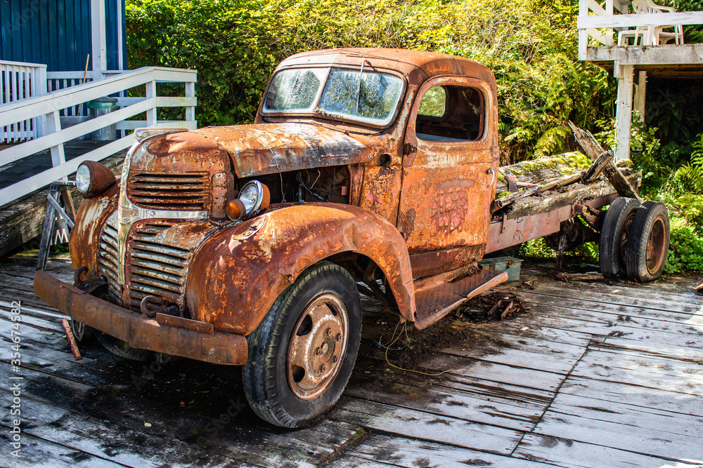 Obraz premium A old rusty truck in British Columbia, Canada
