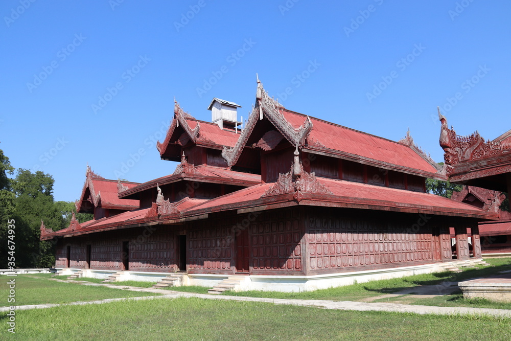 Pavillons du palais royal à Mandalay, Myanmar	