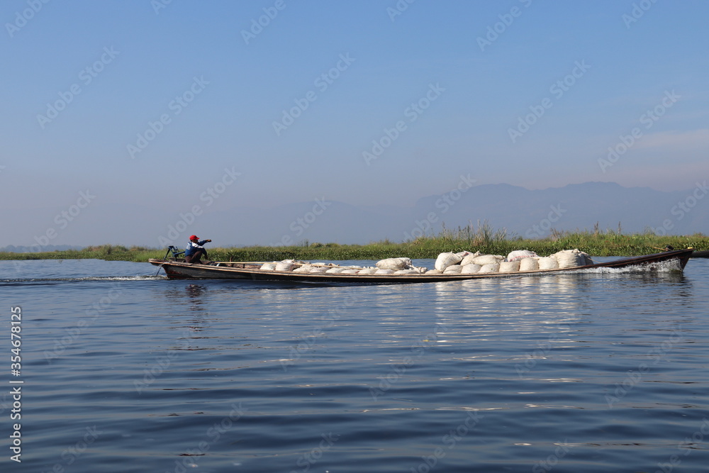 Naklejka premium Transport de marchandises sur le Lac Inle, Myanmar 