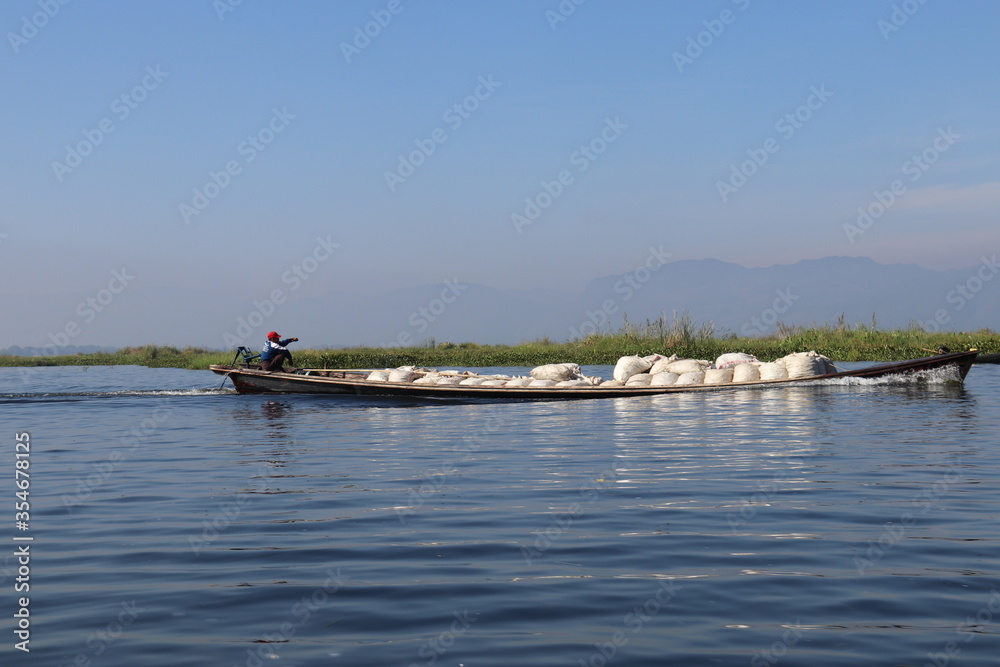 Transport de marchandises sur le Lac Inle, Myanmar	