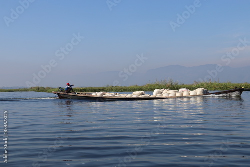 Transport de marchandises sur le Lac Inle, Myanmar	