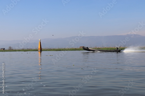Bateau de transport sur le lac Inle, Myanmar	