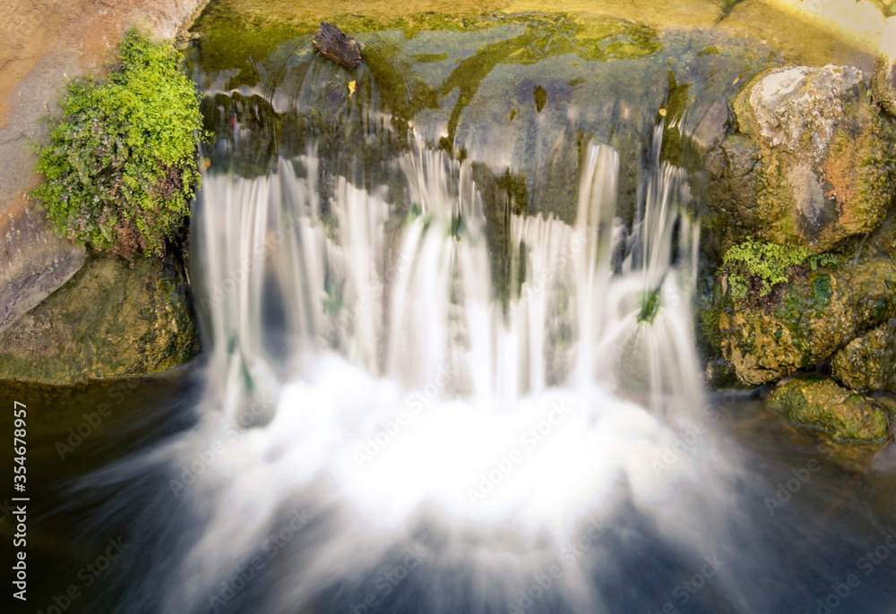 Obraz premium cascada agua efecto seda