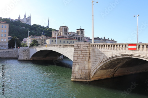Le pont Bonaparte sur la rivi  re Sa  ne    Lyon  ville de Lyon  d  partement du Rh  ne  France