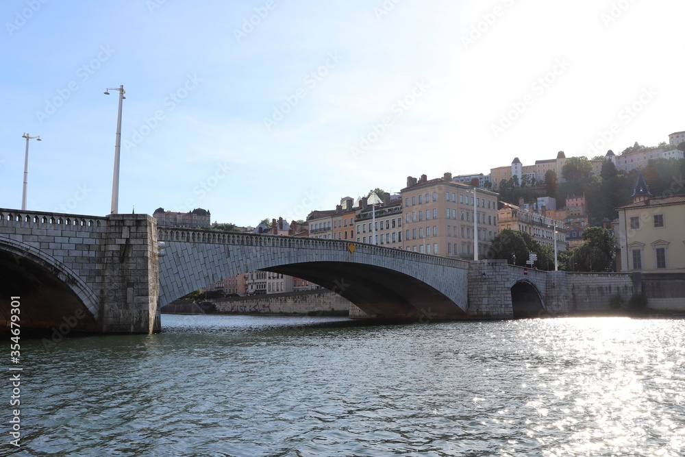 Le pont Bonaparte sur la rivière Saône à Lyon, ville de Lyon, département du Rhône, France Le pont Bonaparte sur la rivière Saône à Lyon, ville de Lyon, département du Rhône, France
