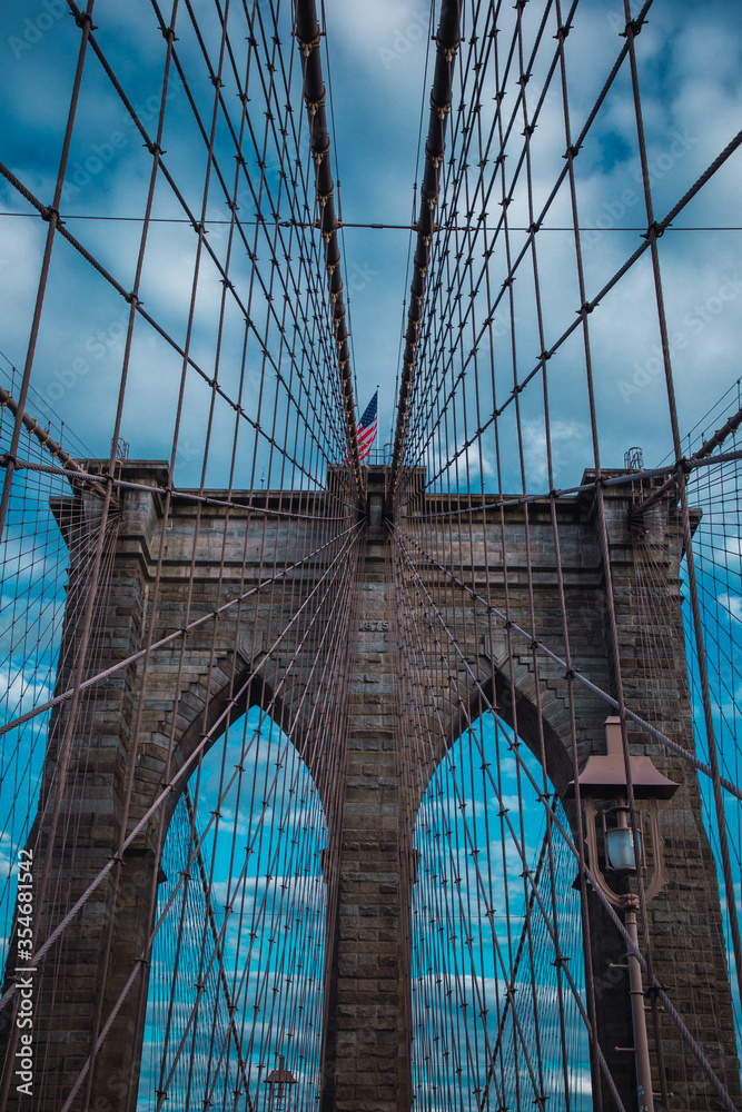 Obraz premium brown brooklyn bridge new york city with blue sky