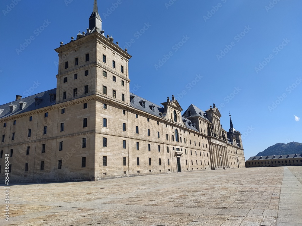 El Monasterio de San Lorenzo de El Escorial desde la lonja El Monasterio de San Lorenzo de El Escorial desde la lonja