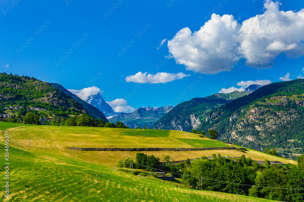 Obraz premium Plateau in front of the snow-capped Mount Cervino (Valtournenche, Aosta, Italy).