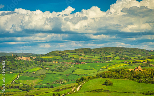 Fototapeta Naklejka Na Ścianę i Meble -  Landscape in Val d'Orcia valley of Tuscany in spring time, Italy.