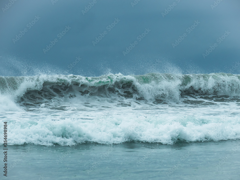 Fototapeta premium wave breaking on the beach