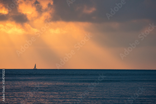 Amanecer con un velero en el horizonte © Chebix