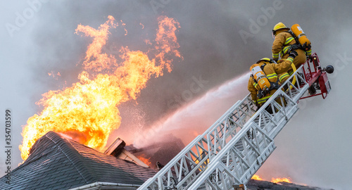 Konstfotografi Firefighters battle blazing house fire.
