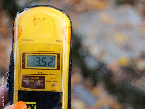 Konstfotografi A dosimeter is held showing 3