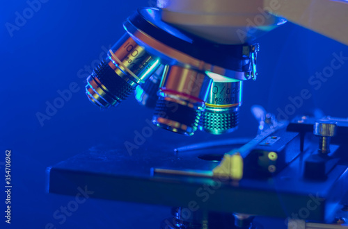 Zbliżenie na mikroskop w niebieskim świetle  photo