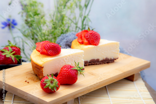 Fototapeta Naklejka Na Ścianę i Meble -  cheesecake with strawberries