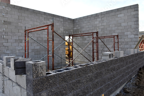 Foto Reinforced concrete block walls for new multi story commercial building under construction