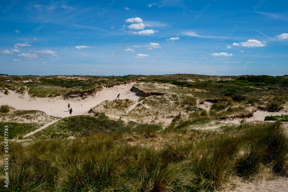 spielende kinder in sanddünen