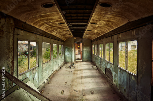 Canvastavla interior vagon de tren abandonado invadido por la corrosión