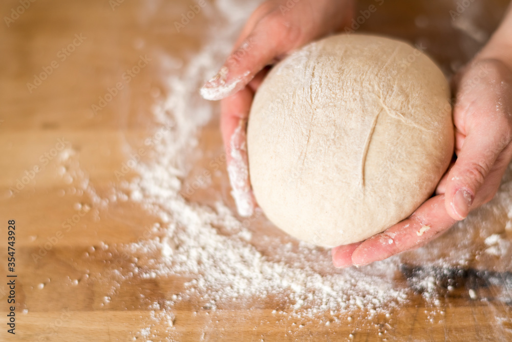 Selbstgemachter Teig, Brot backen, Teig wird geknetet Selbstgemachter Teig, Brot backen, Teig wird geknetet