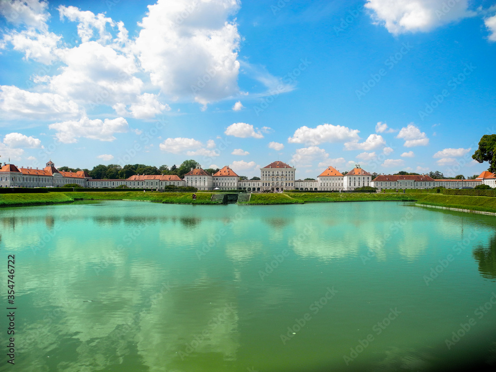 Obraz premium A beautiful view of buildings on a bright summer day in the garden of Munich, Germany 