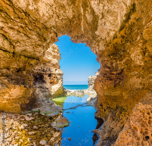 The natural arch of the Grotto  Great Ocean Road  Victoria  Australia