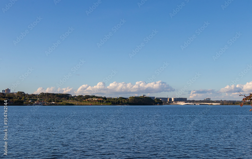 Lago Paranoá com a Ponte Presidente Costa e Silva em Brasília. Lago Paranoá com a Ponte Presidente Costa e Silva em Brasília.