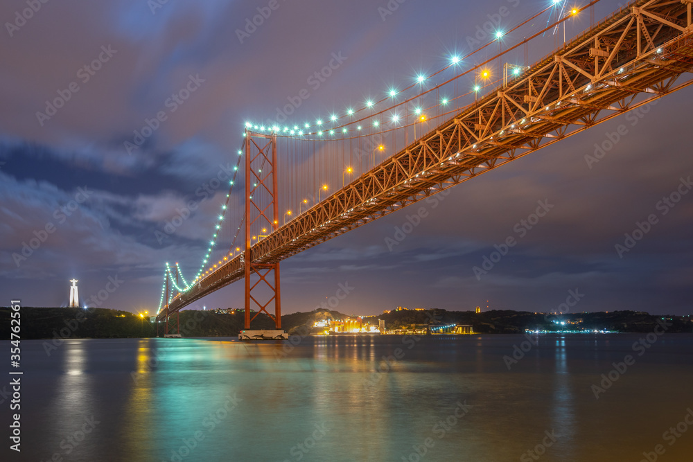 Fototapeta premium 25 kwietnia Most Lizbona Portugalia w nocy
