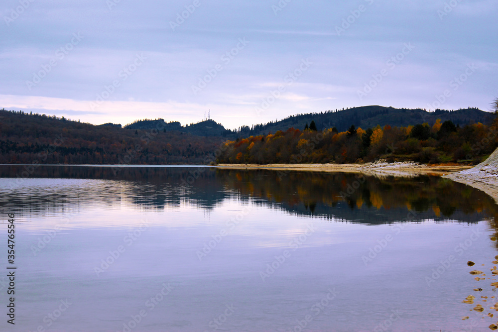 Fototapeta premium Jezioro Shaori w Racha w stanie Georgia.