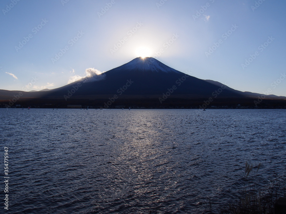 Diamond Fuji at Lake Yamanaka Diamond Fuji at Lake Yamanaka