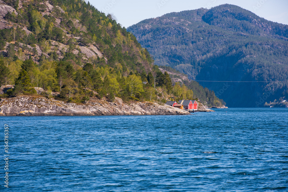 Cruising monsterhavn fjord.