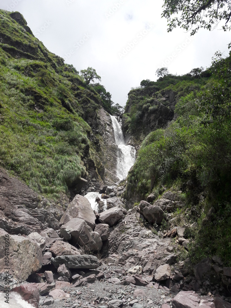 Obraz premium llegada a la cascada