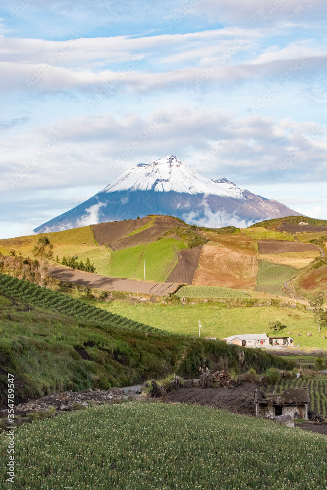 Volcan Tungurahua y paisaje en Ecuador Volcan Tungurahua y paisaje en Ecuador