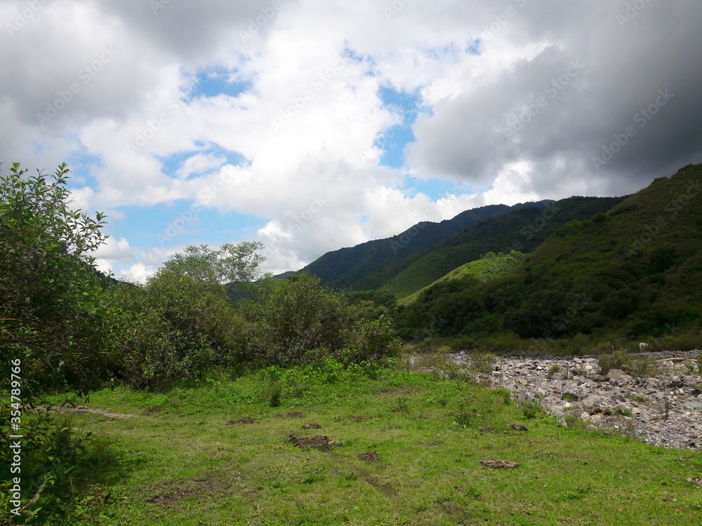 Fototapeta premium nube encuentra el río 